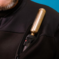 Adult anti-drowning t-shirt with a zoom on the gaz cartridge