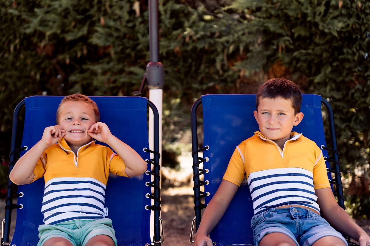 Children with yellow anti-drowning t-shirt