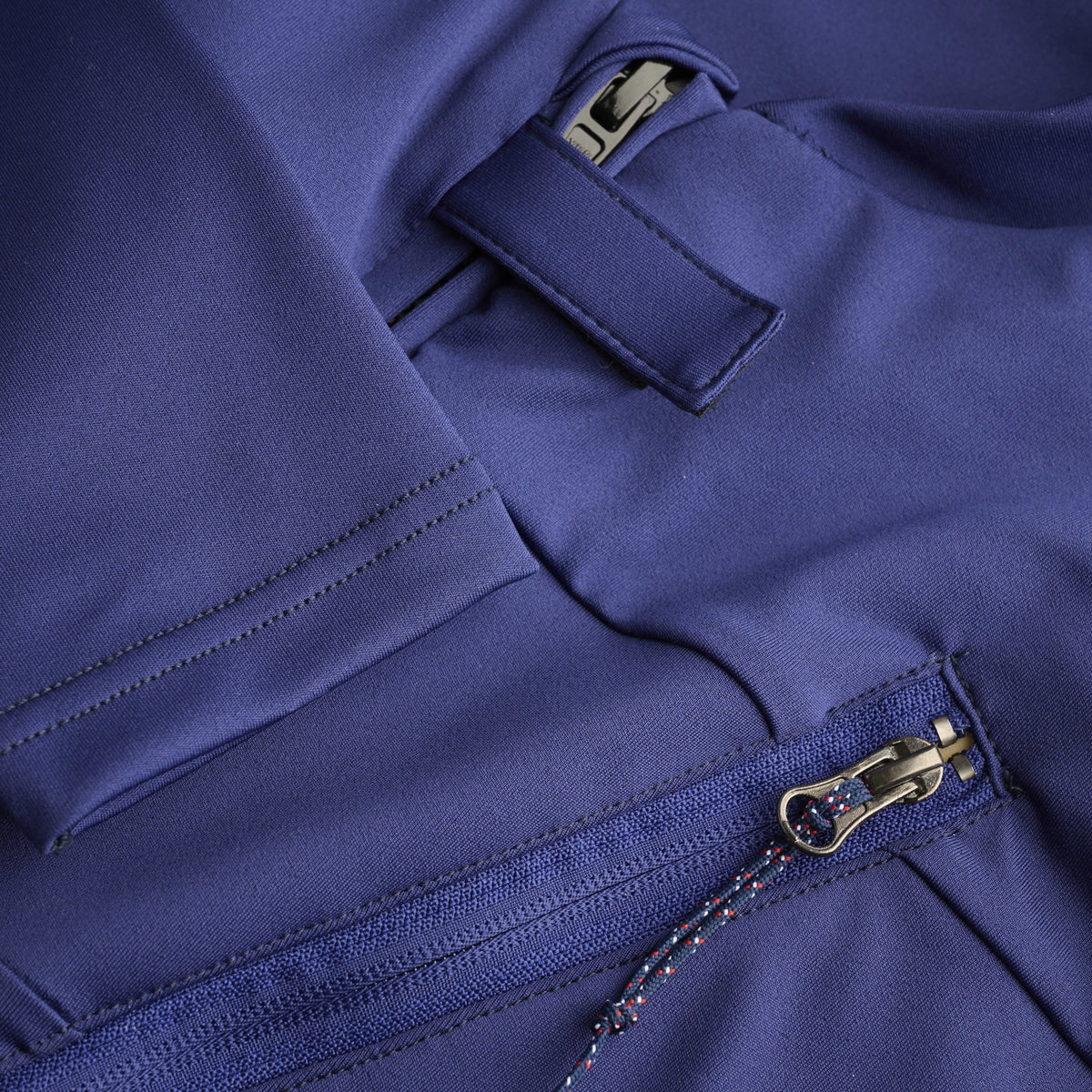 Zoom on the fabric of a Floatee anti-drowning T-shirt blue