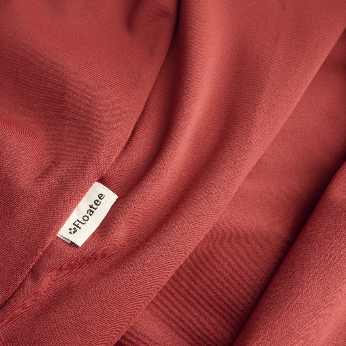 Zoom on the fabric of a Floatee anti-drowning T-shirt red