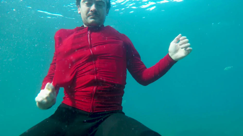 manual activation of the Floatee anti-drowning T-shirt for adults