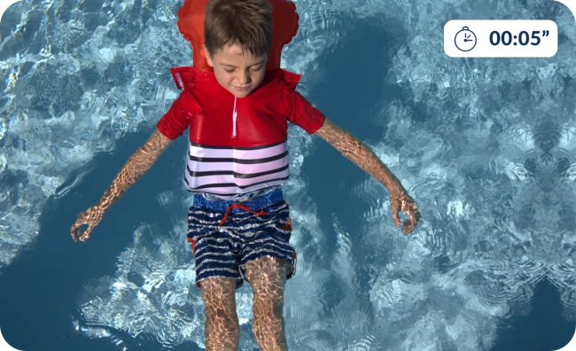 in less than 5 seconds, the Floatee anti-drowning T-shirt triggers automatically when immersed and brings the child back to the surface and on its back/shoulders